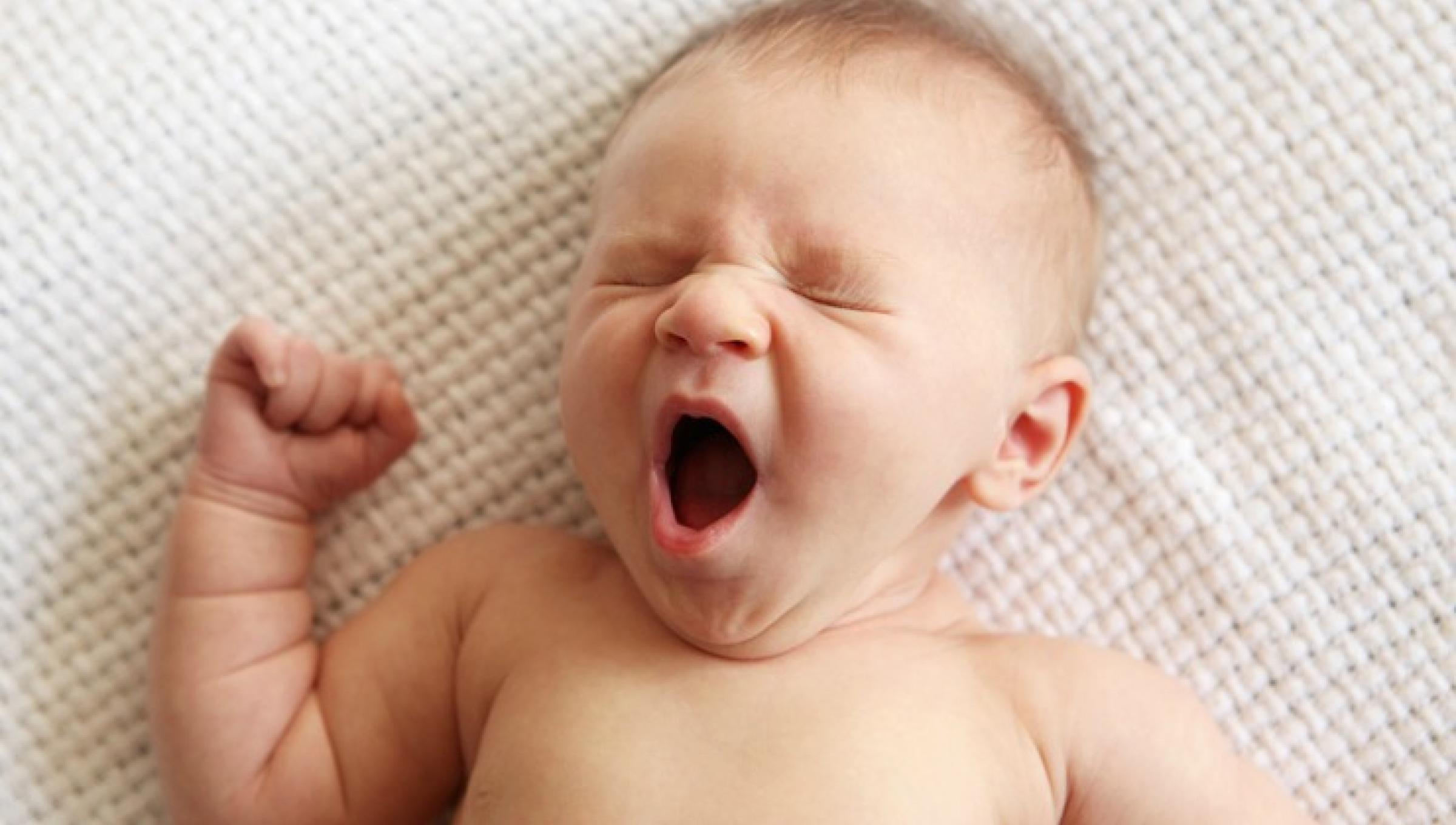Ребенку 6 месяцев часто просыпается. Ребенок зевает. Малыш проснулся. Ребенок только проснулся. Малыш хочет спать.