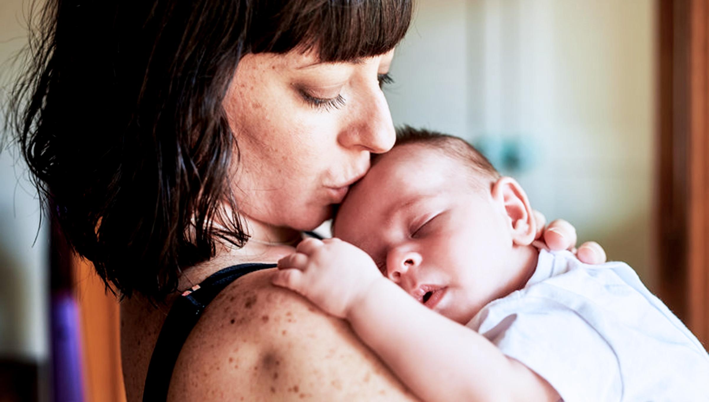 newborn photos with mom