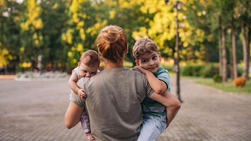 Mom-shaming-woman-holding-kids