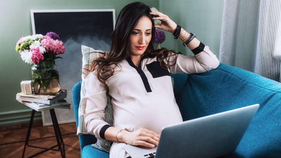 pregnant-woman-using-laptop