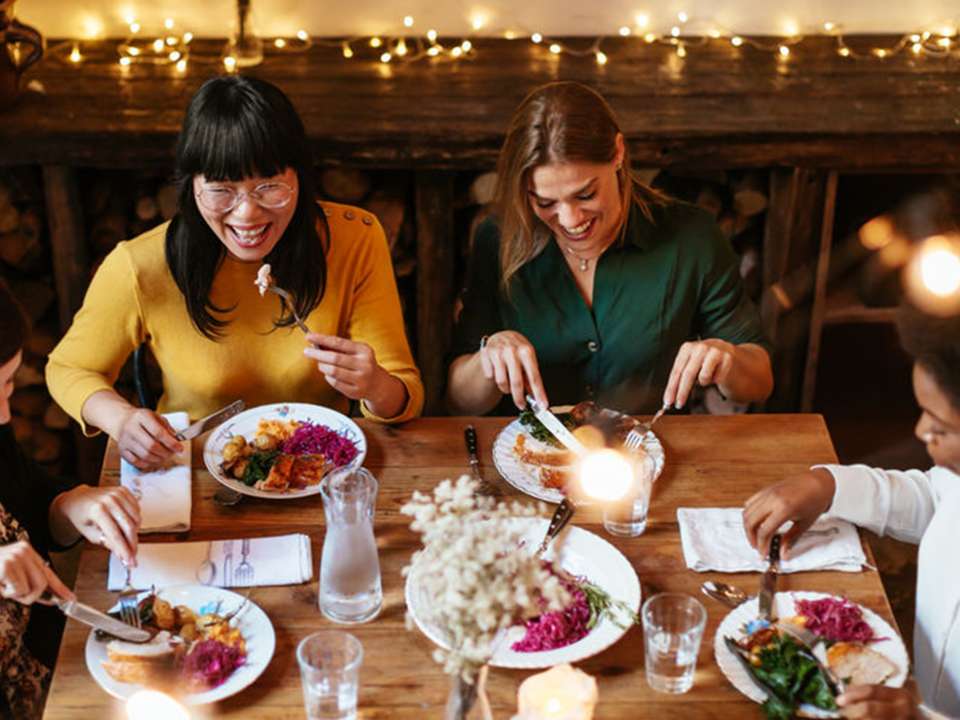 Friends-eating-Thanksgiving-dinner