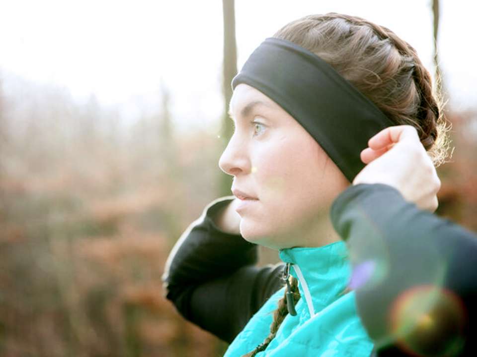runner-adjusting-headband